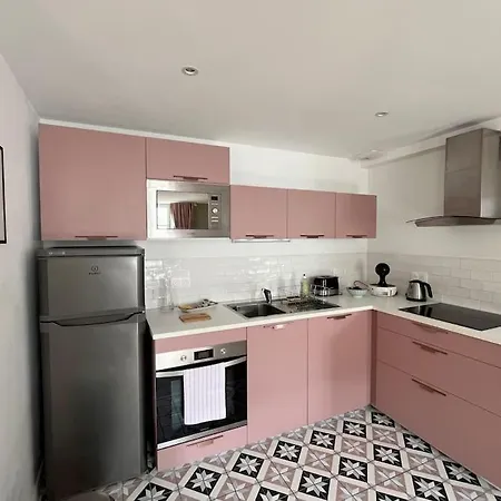 La Vie En Rose Apartment
